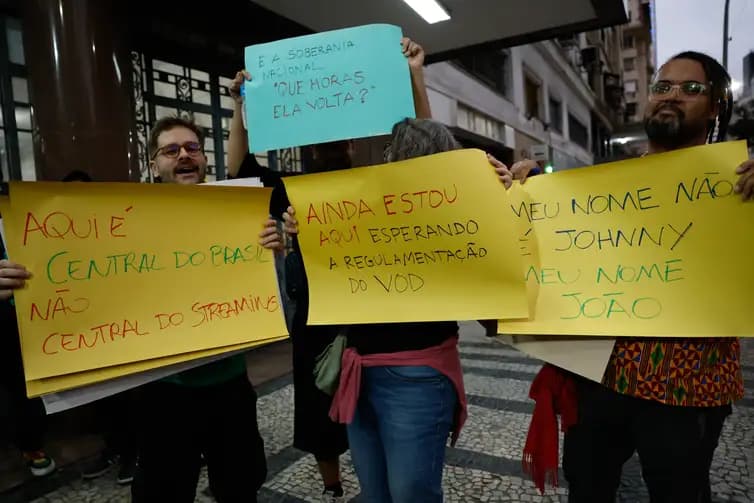Produtores de cinema fazem ato em defesa do audiovisual brasileiro, contra o projeto de lei de regulação do streaming que tramita na Câmara dos Deputados, em frente à Agência Nacional do Cinema (Ancine). 