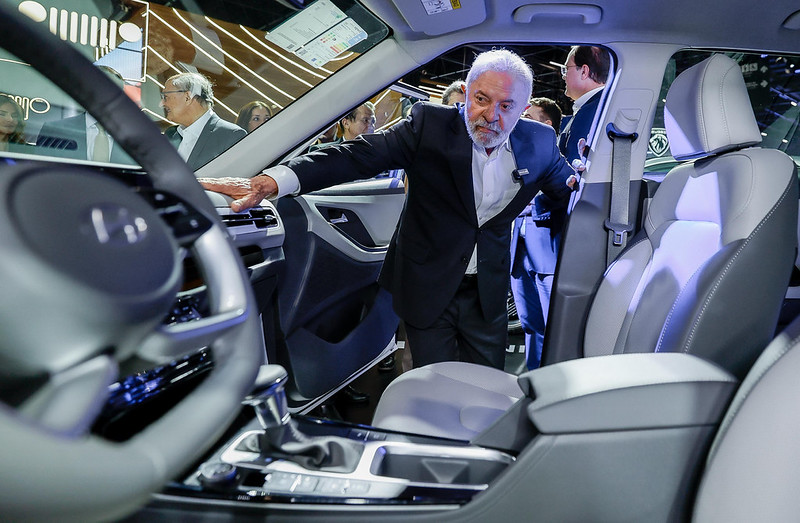 Lula observa veículos no Salão e afirma que Brasil vai ampliar exportações para países como a Colômbia e defender o setor no G20 na África.