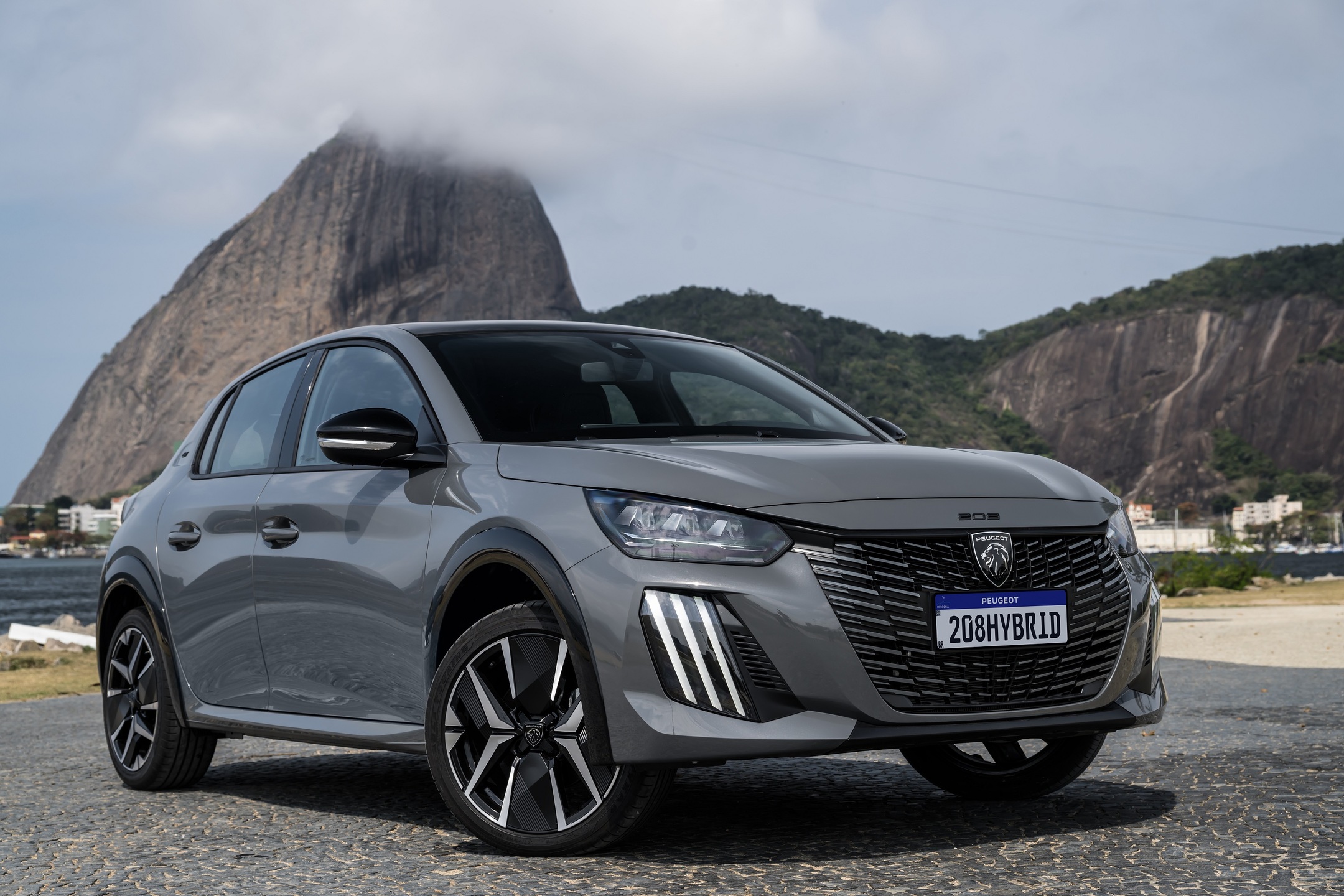 Peugeot 208 Bio Hybrid traz o mesmo motor 1.0 Turbo 200 e novos detalhes na dianteira com visual moderno e esportivo. 