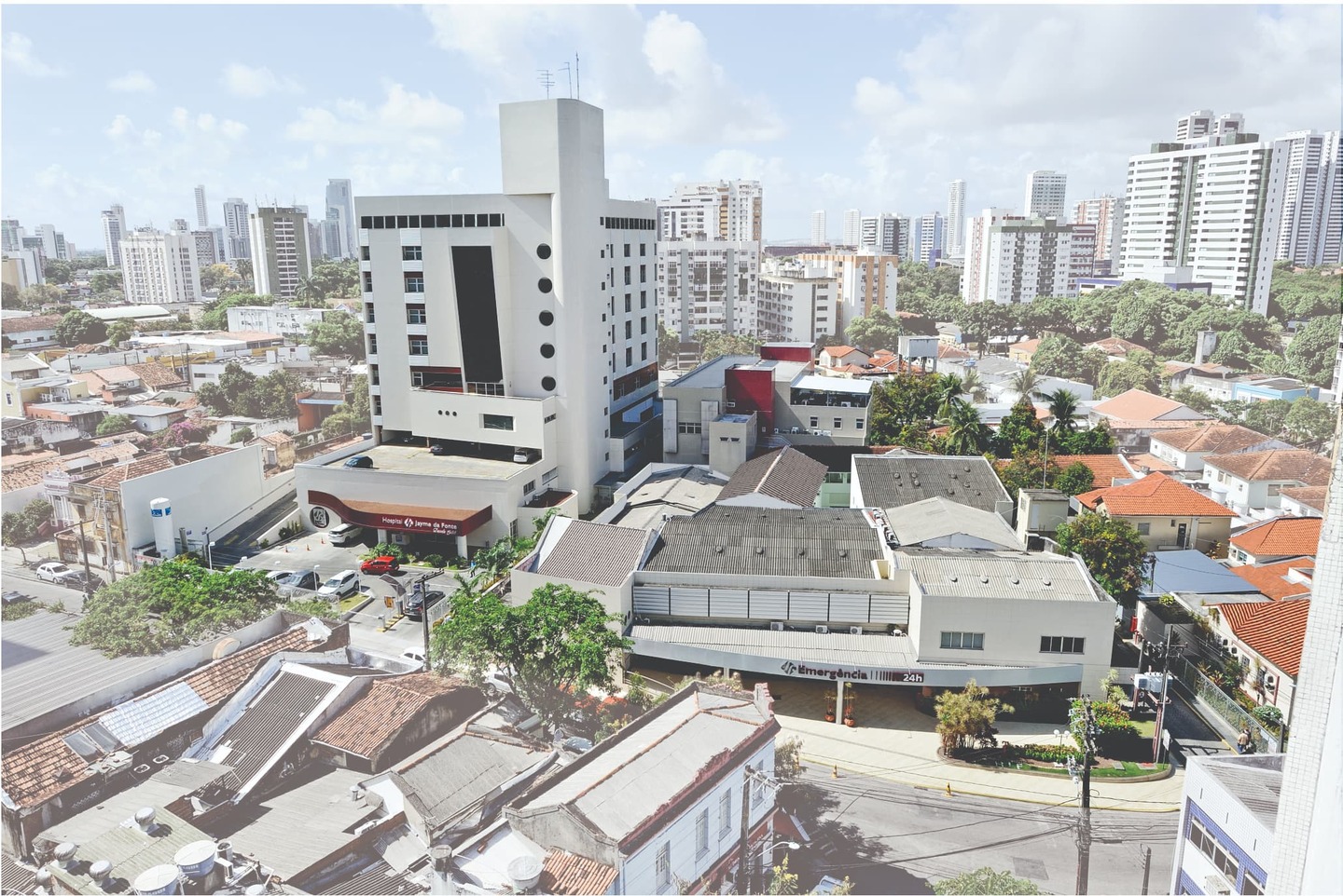 Complexo hospitalar ocupa mais de 20 mil metros quadrados no bairro das Graças, no Recife