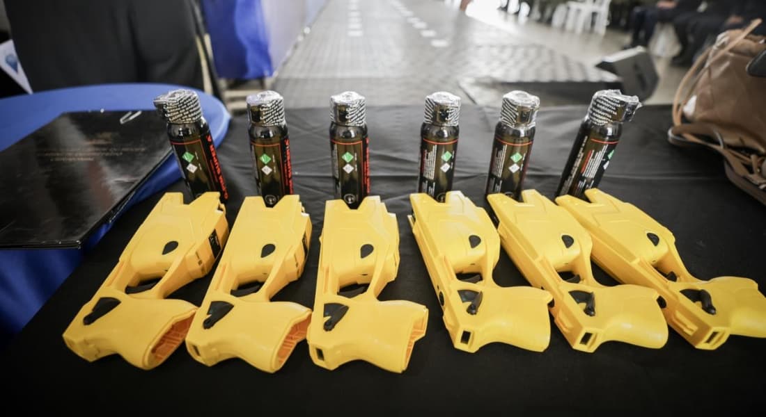 Armamento não letal que será doado ao Recife para uso dos guardas municipais