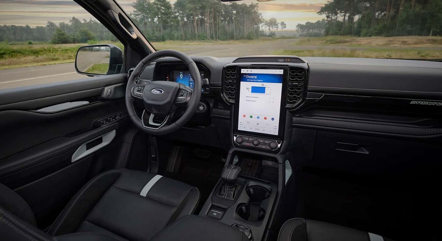 Cabine mantém o estilo robusto e moderno da picape, agora com tecnologia híbrida e conectividade avançada.