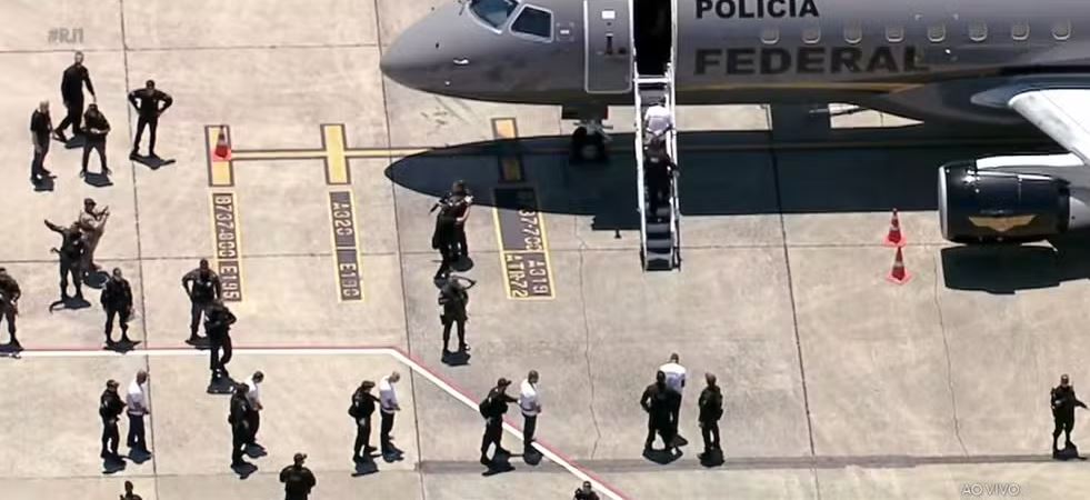 Presos a caminho do avião, no Aeroporto do Galeão, para transferência a presídios federais 