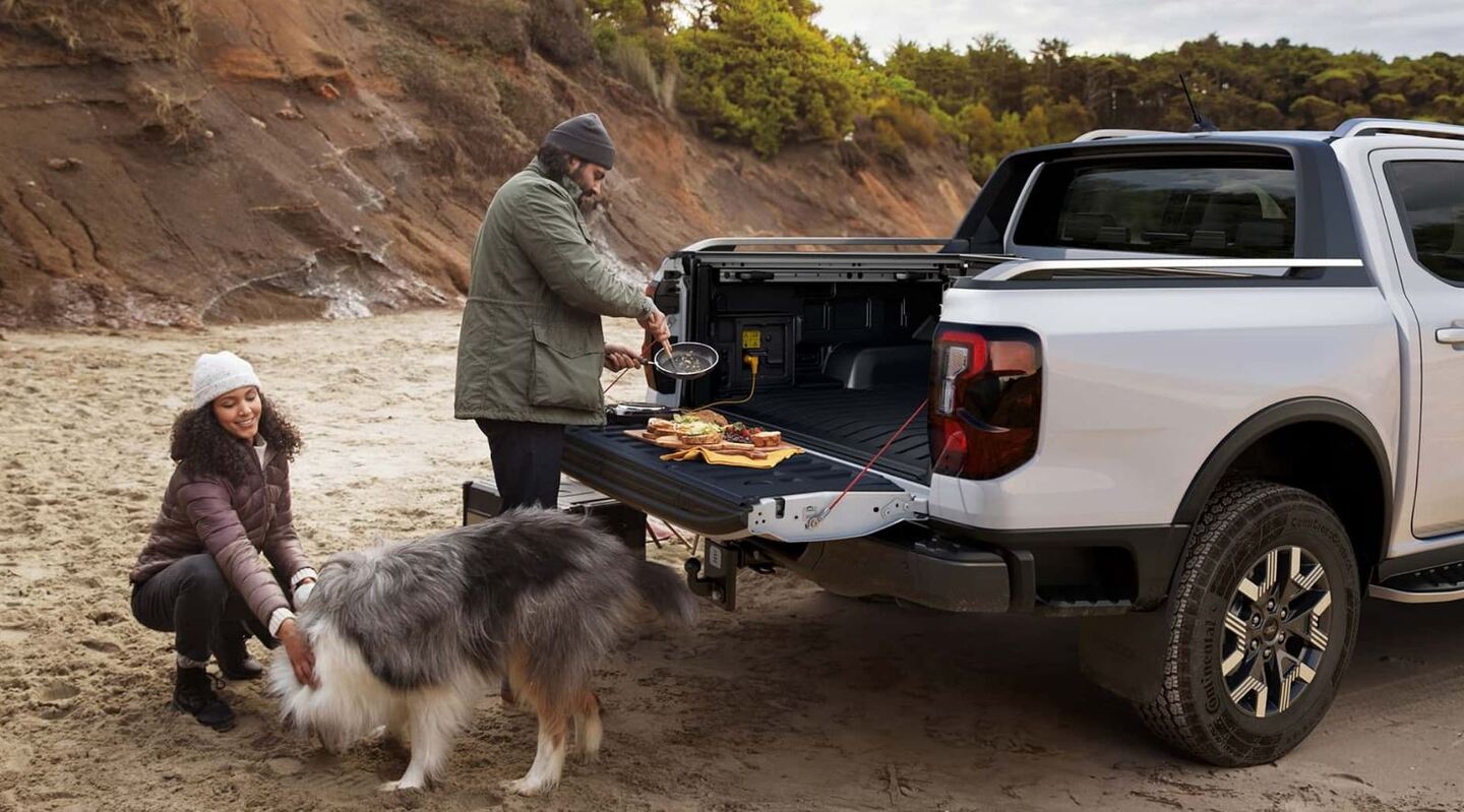 Tomada integrada na caçamba da Ford Ranger Híbrida Flex permite alimentar equipamentos e ferramentas direto da bateria híbrida 