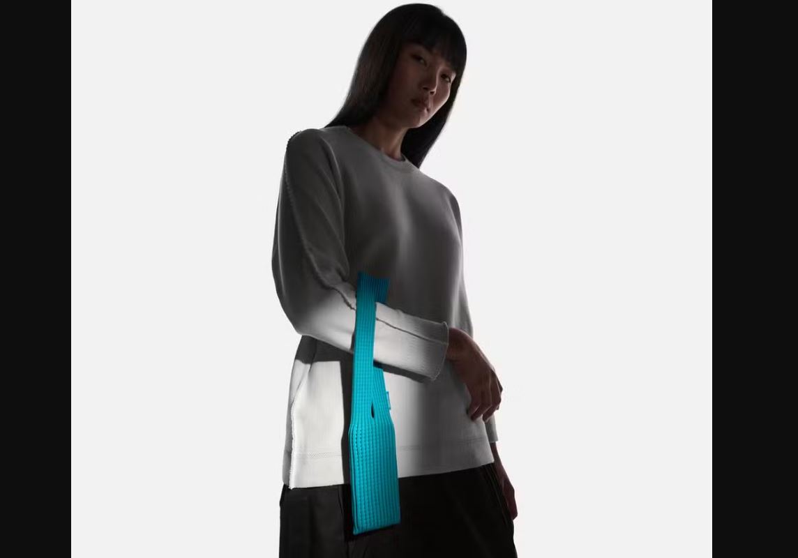 O iPhone Pocket foi desenvolvido em parceria com a marca japonesa Issey Miyake