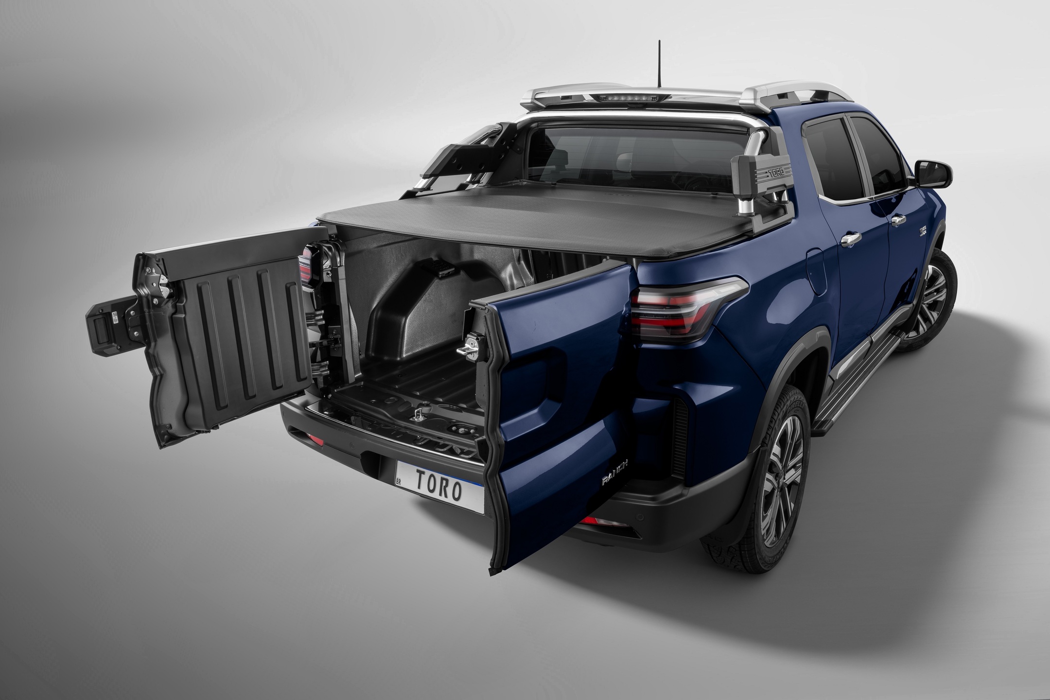 Caçamba continua prática e espaçosa, com tampa bipartida e capacidade superior a muitas rivais