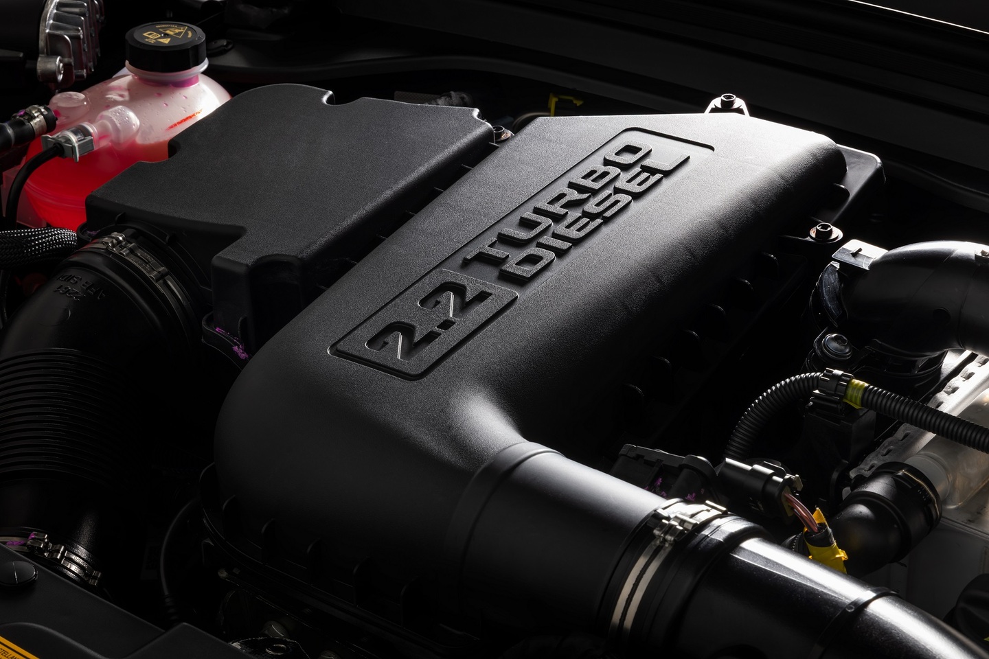 Motor 2.0 turbodiesel de 170 cv e 38,7 kgfm entrega boa força em baixa rotação, mas retomadas seguem lentas, algo típico do diesel.