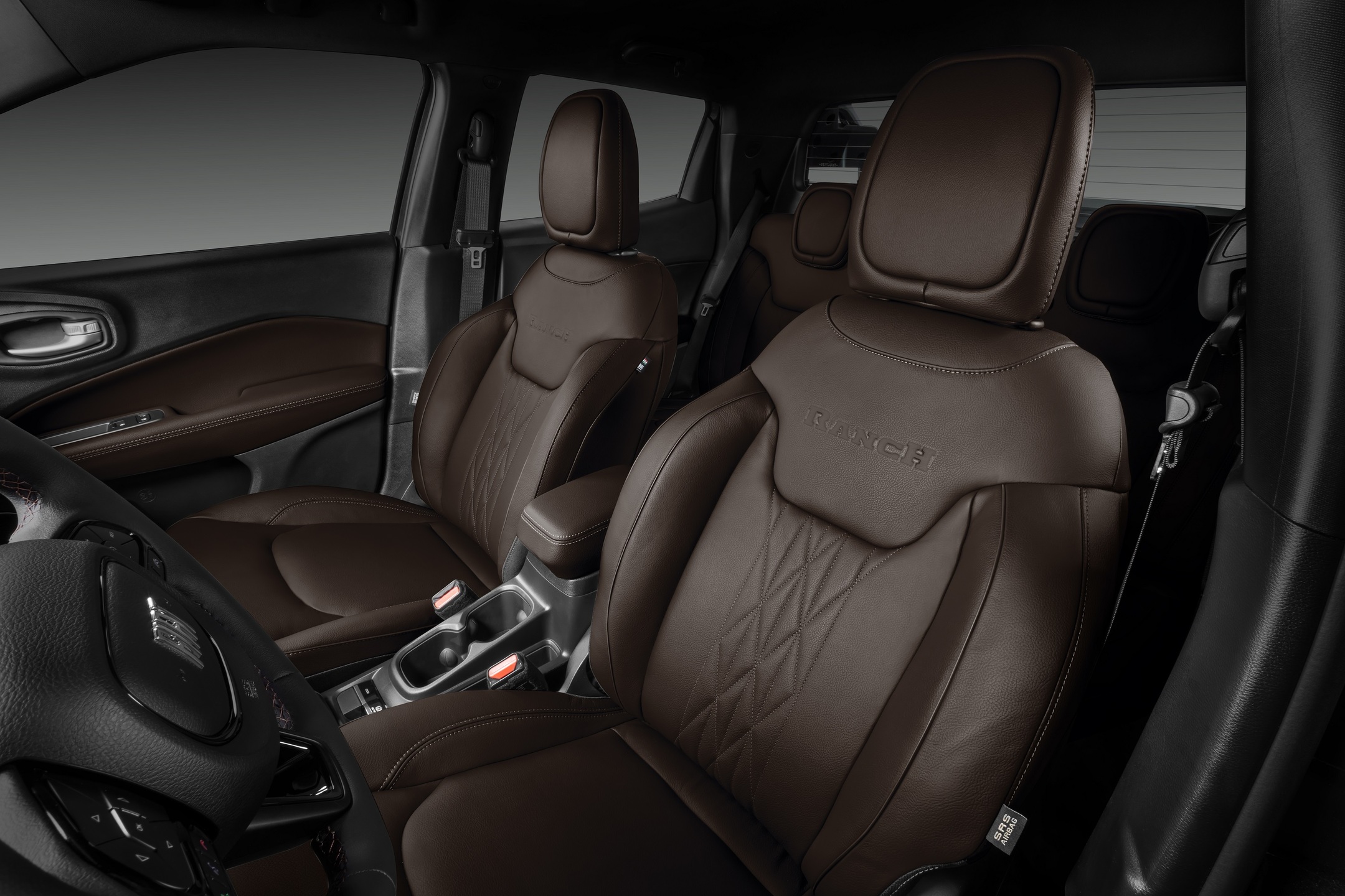 Bancos com novo revestimento e mais conforto, mas seguem sem ajuste elétrico para o motorista.