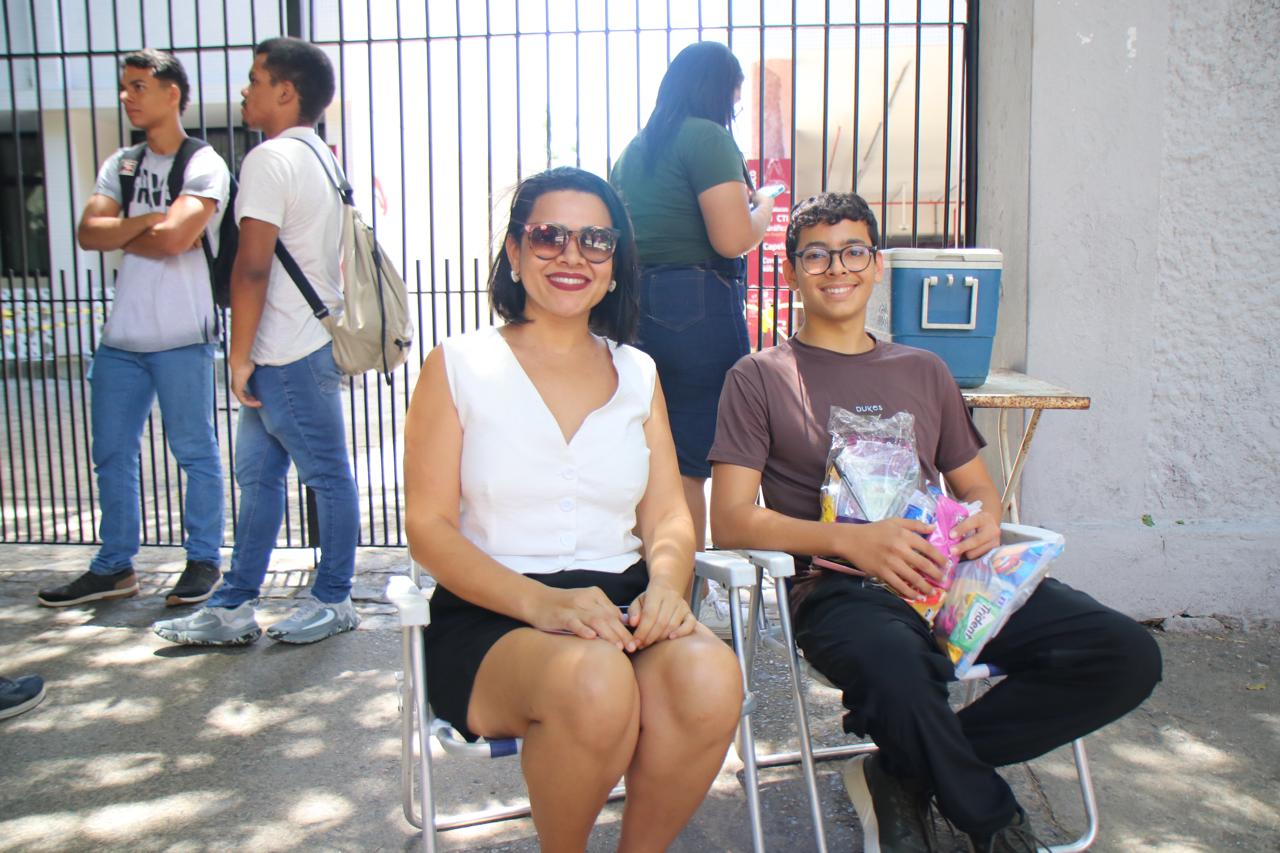 Ivanice e Davi Felipe esperaram a abertura dos portões no segundo dia do Enem com cadeiras de praias