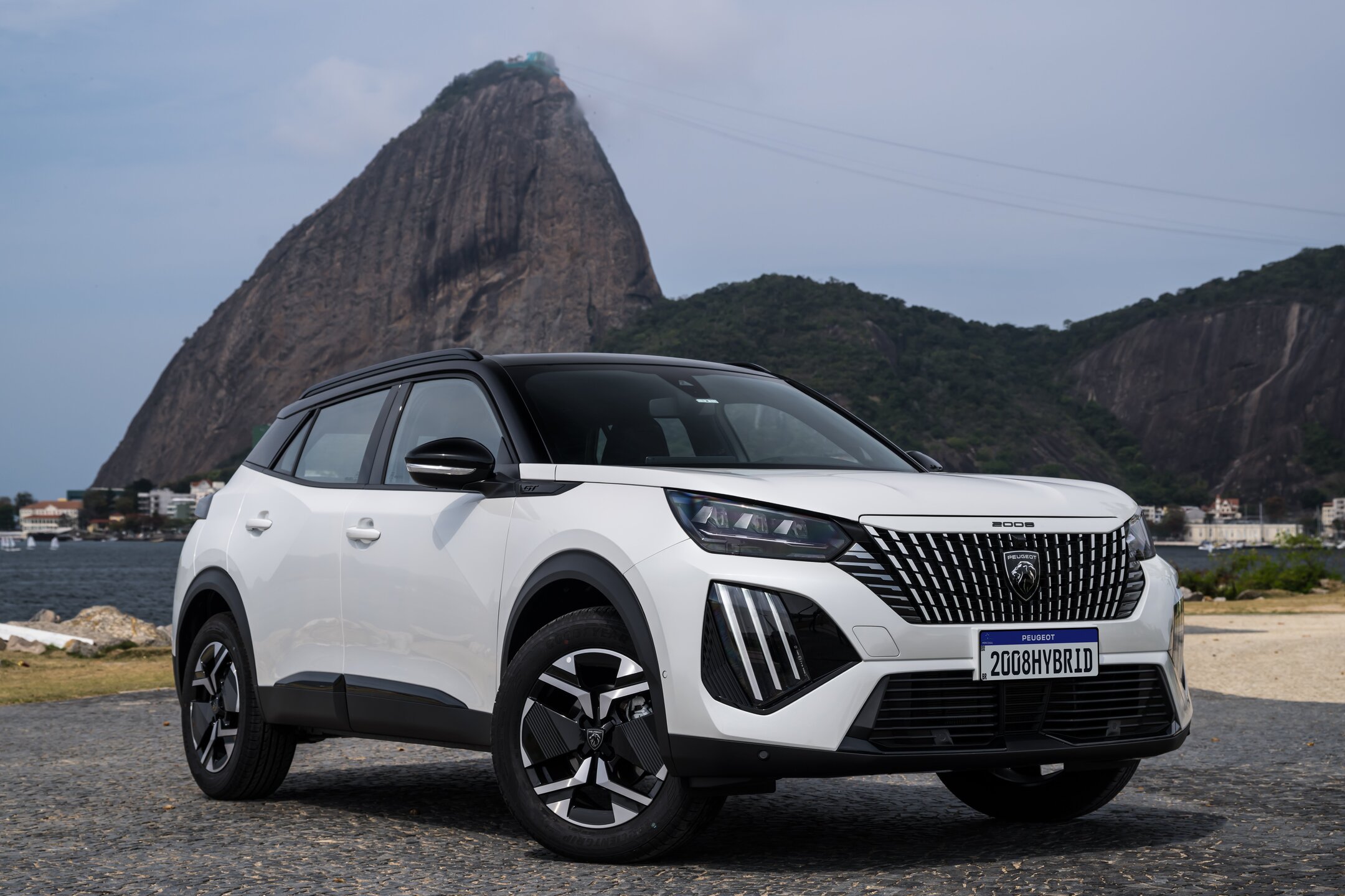 Novo Peugeot 2008 Bio Hybrid mantém o visual robusto e esportivo, com grade redesenhada e assinatura luminosa em LED. 