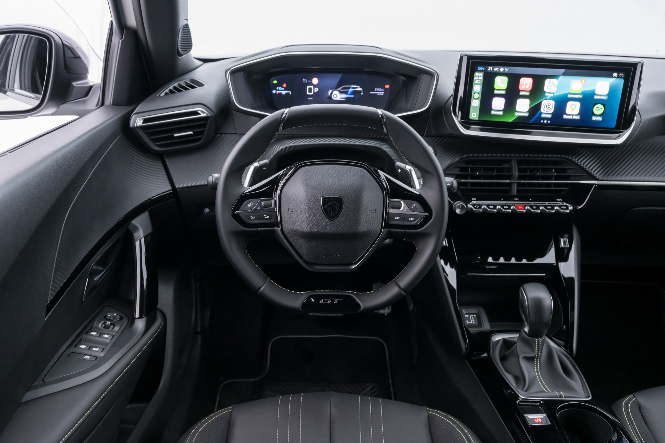 Interior do 2008 combina acabamento refinado, central multimídia de 10,3 e painel digital com informações do sistema híbrido.