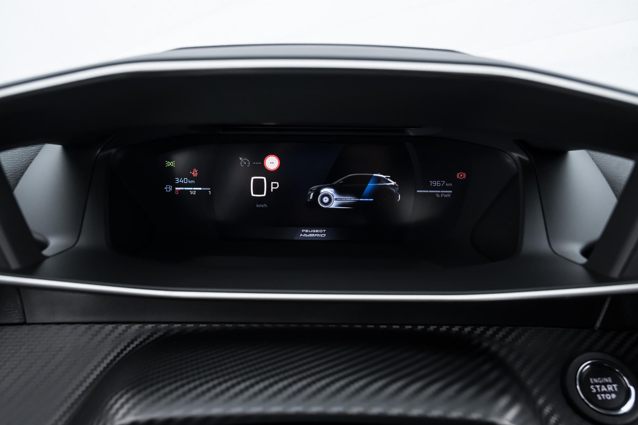 Painel digital exibe dados do sistema híbrido, fluxo de energia e regeneração, além de visual moderno com o i-Cockpit. 