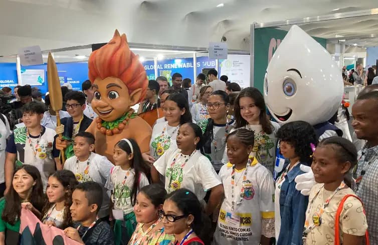 Mascotes Curupira e Zé Gotinha em evento que reuniu crianças na COP30 - Fabíola Sinimbú/Agência Brasil
