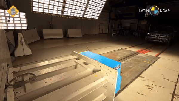 Carros em teste de colisão frontal Latin NCAP