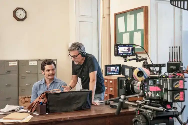 Kleber Mendonça Filhoe Wagner Moura em set de O Agente Secreto