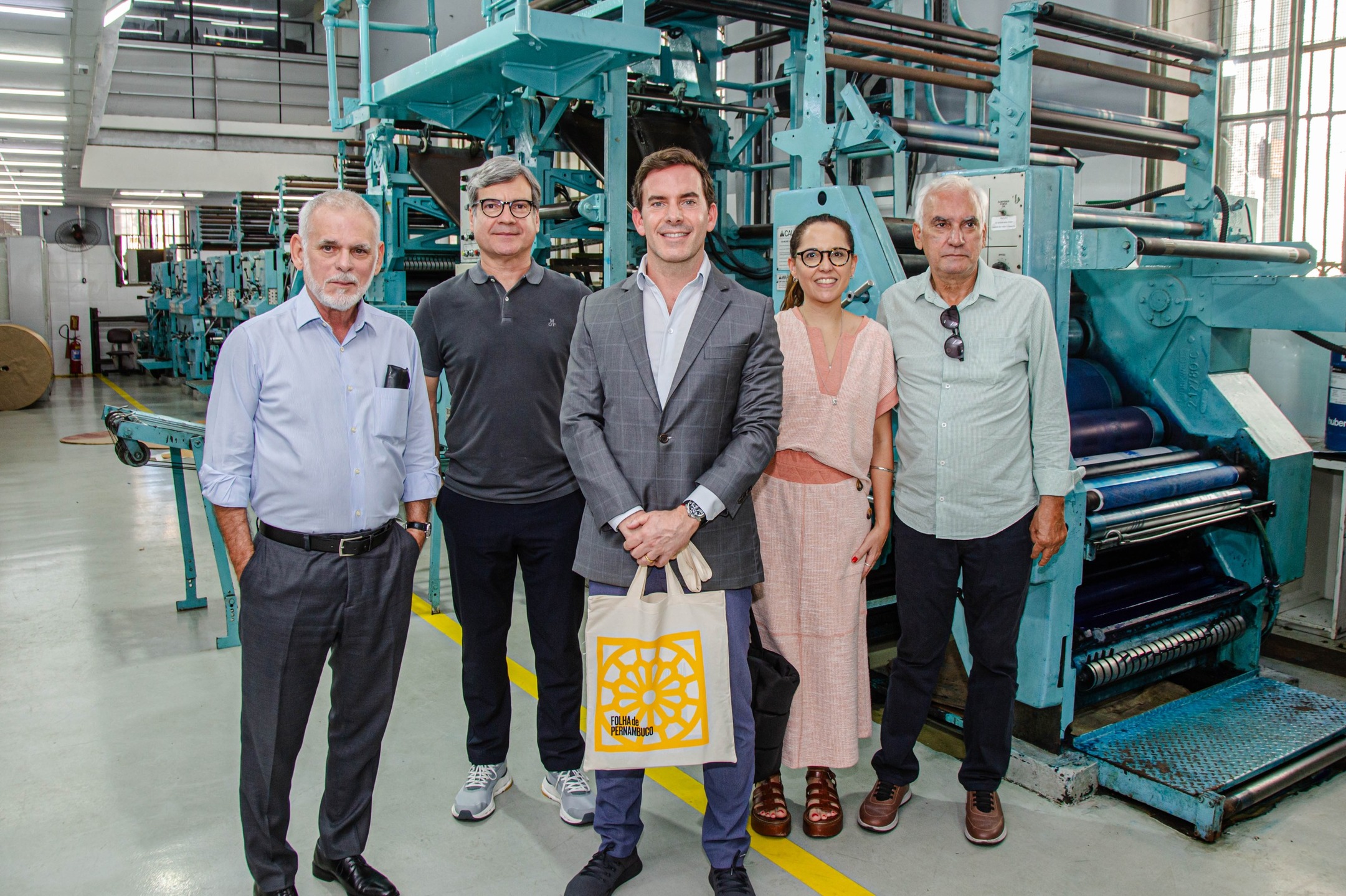 Paulo Pugliesi apresentou o parque gráfico da Folha de PE a Fábio Rua e ao gerente regional da GM, Ernest Friedheim, à gerente de Comunicação, Beatriz Matarazzo, e ao assessor Ivan de Oliveira. 