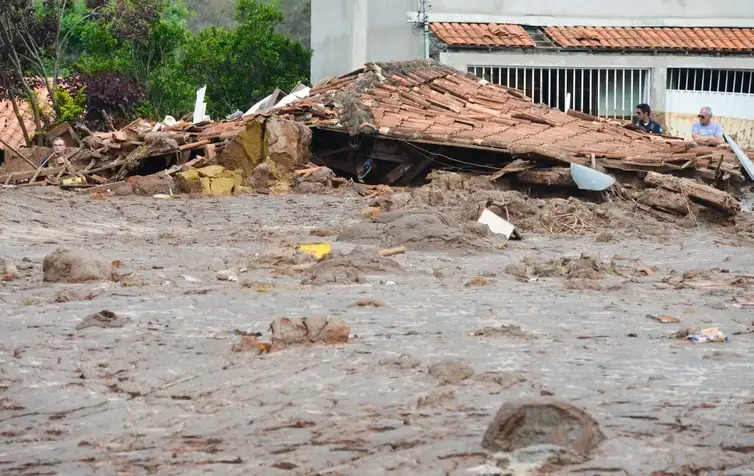 Distrito de Bento Rodrigues, em Mariana (MG), atingido pelo rompimento de duas barragens de rejeitos da mineradora Samarco 