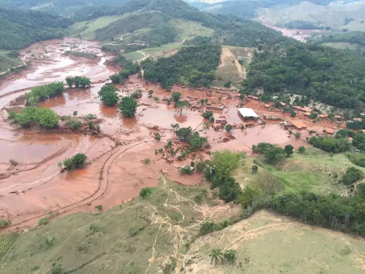 Barragem da mineradora Samarco se rompeu no distrito de Bento Rodrigues, zona rural a 23 quilômetros de Mariana, em Minas Gerais