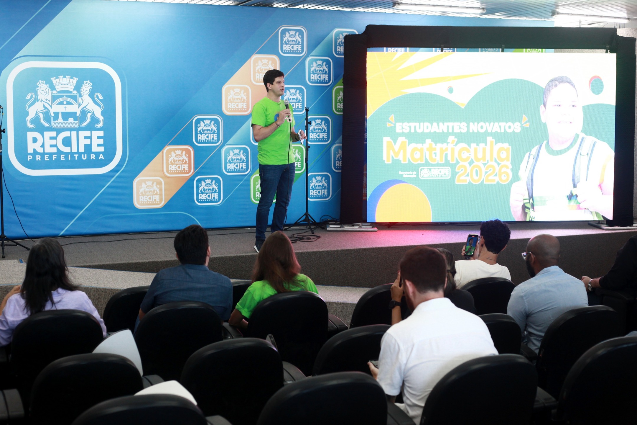 Prefeito João Campos no anúncio da abertura de matrículas para novos alunos da rede de ensino