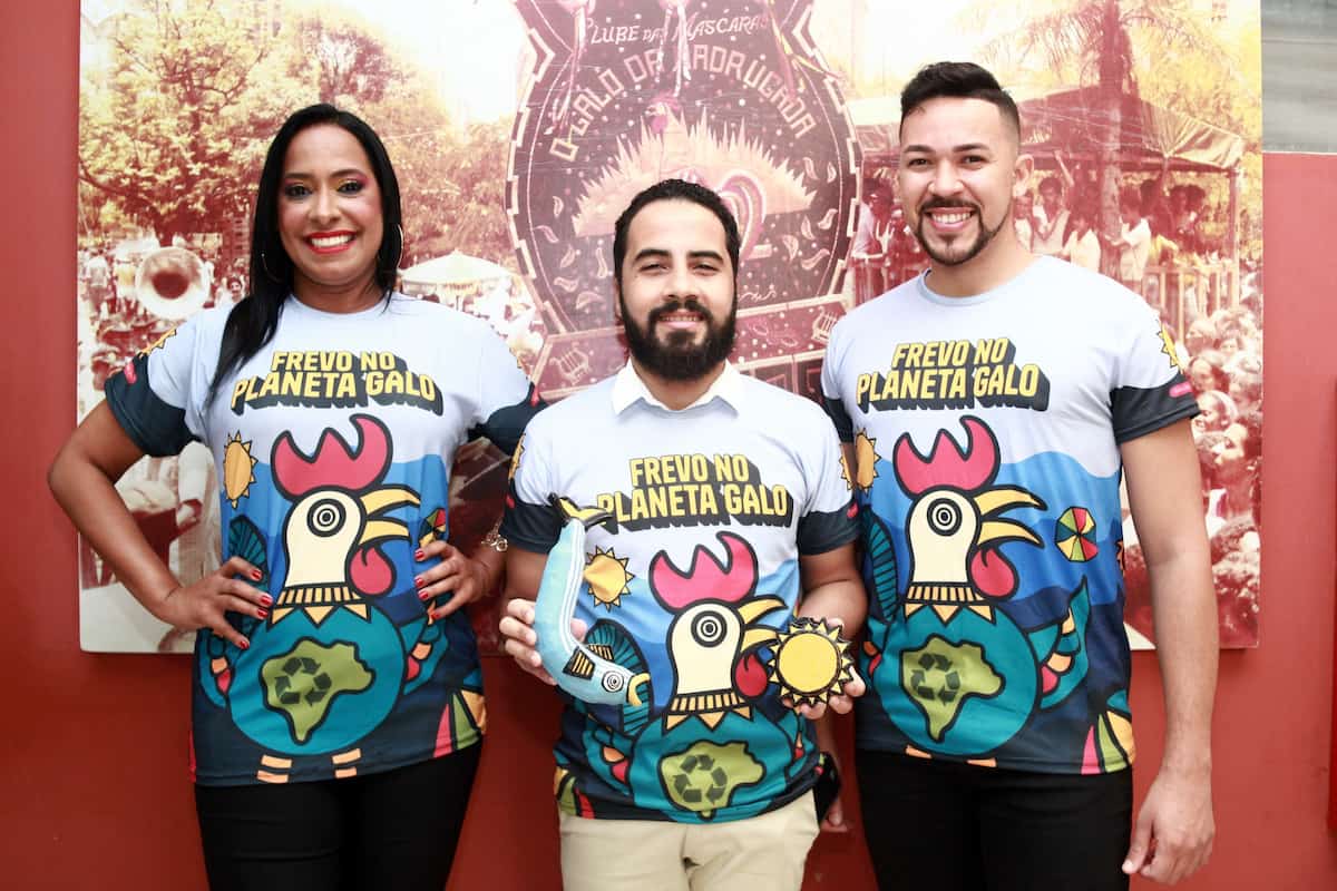 A estampa foi inspirada na identidade visual do tema e teve origem a partir de peças confeccionadas pelo artista plástico André Menezes.