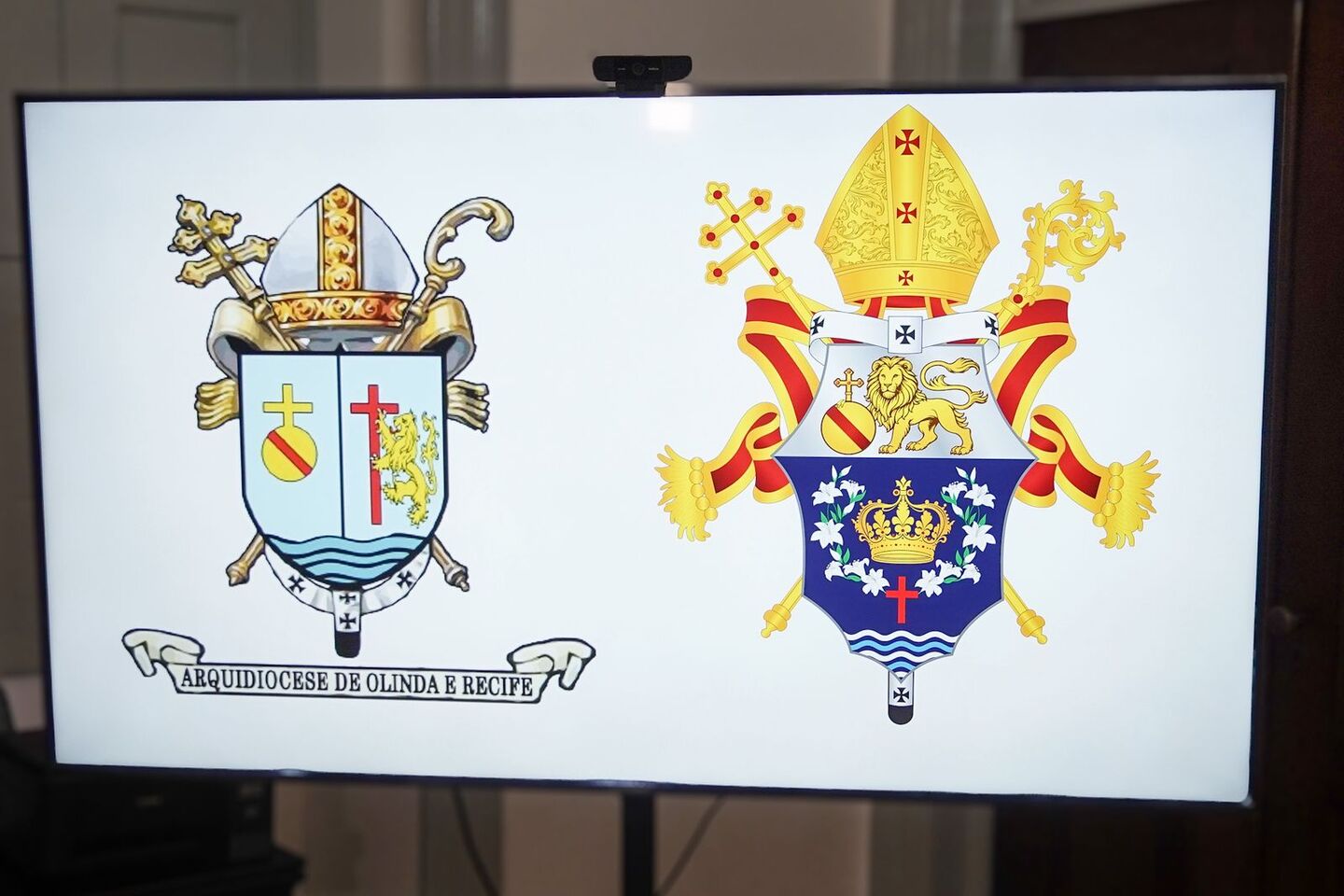 Antigo brasão da AOR, à esquerda, e novo brasão, à direita