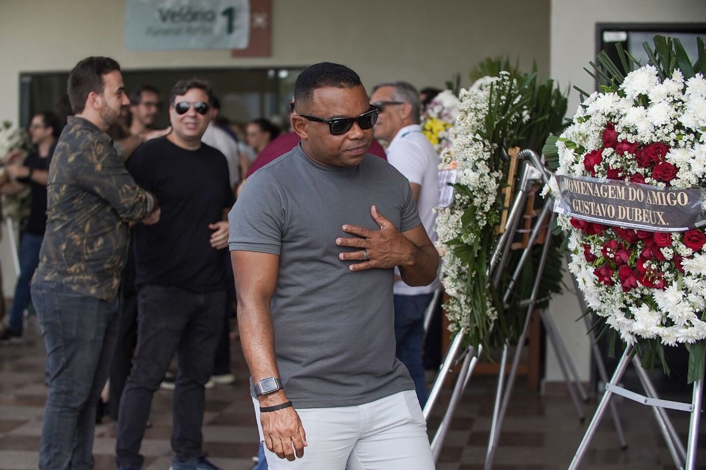 Carlinhos Bala compareceu ao velório para se despedir de Milton Bivar
