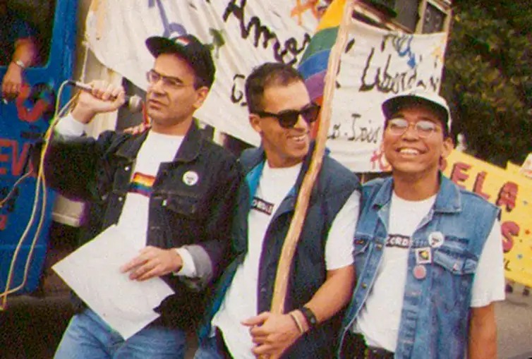 Ex-presidente do Grupo Arco Íris Augusto Andrade (esquerda), Luiz Carlos Ramos (centro), Claudio Nascimento (direito) na Marcha da Cidadania de 1995, a primeira Parada LGBT do Brasil 
