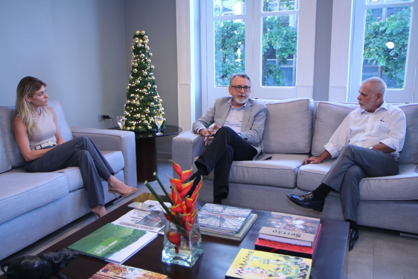 O empresário foi recebido pela vice-presidente do jornal, Mariana Costa, e pelo diretor-executivo, Paulo Pugliesi