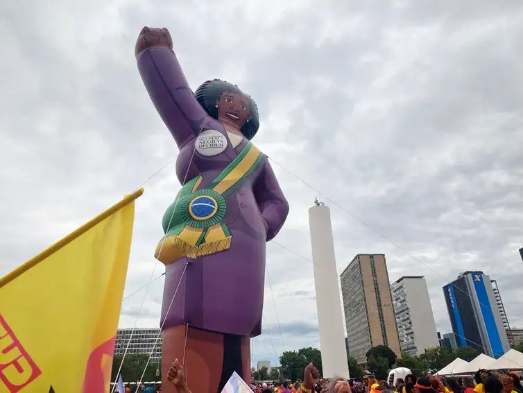 Boneco inflável na Marcha da Mulheres Negras, realizada na Esplanada dos Ministérios 