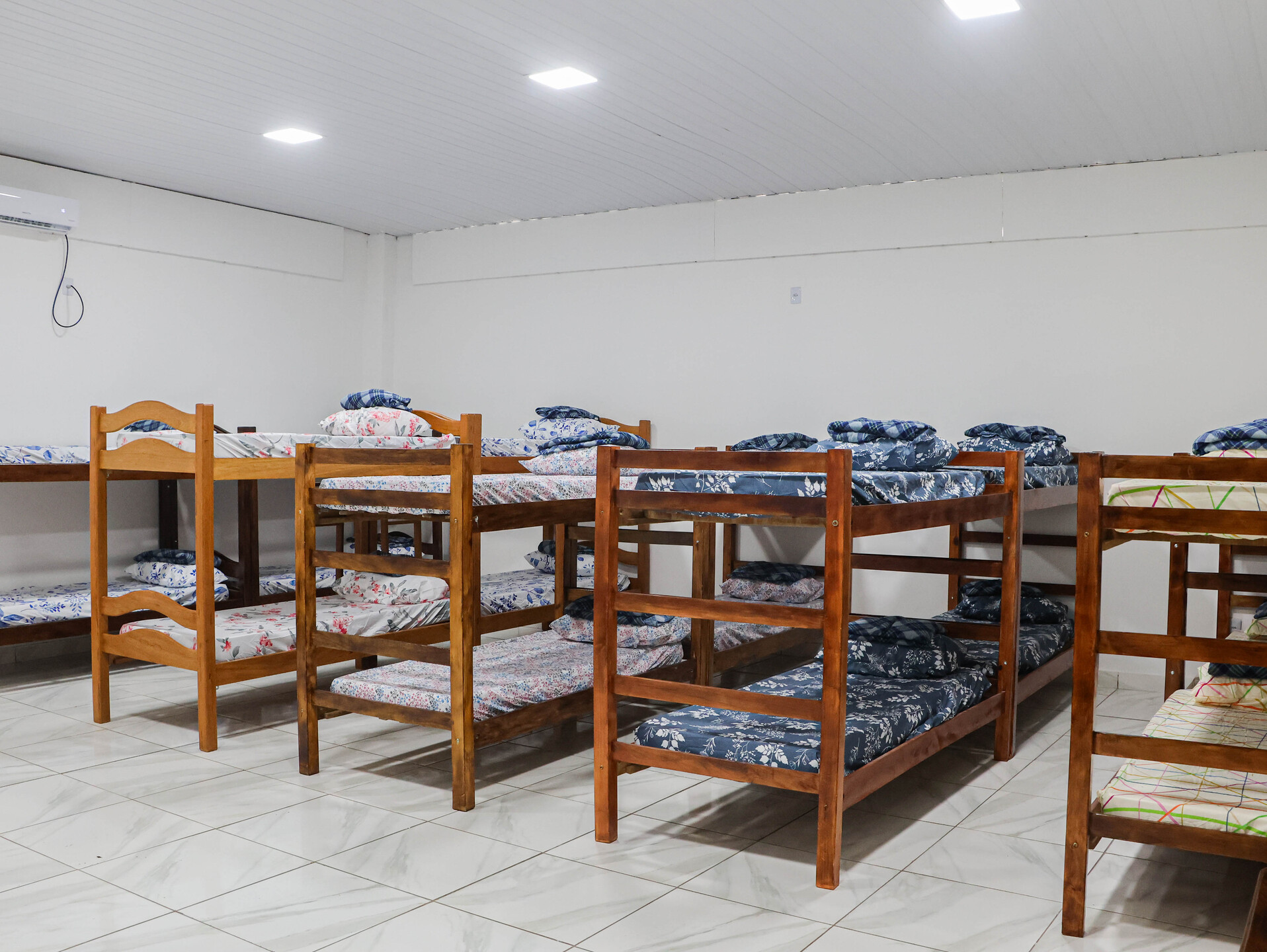 O espaço também oferece banhos, uma boa área de convivência e uma área de descanso, na qual os indivíduos podem dormir sossegados.