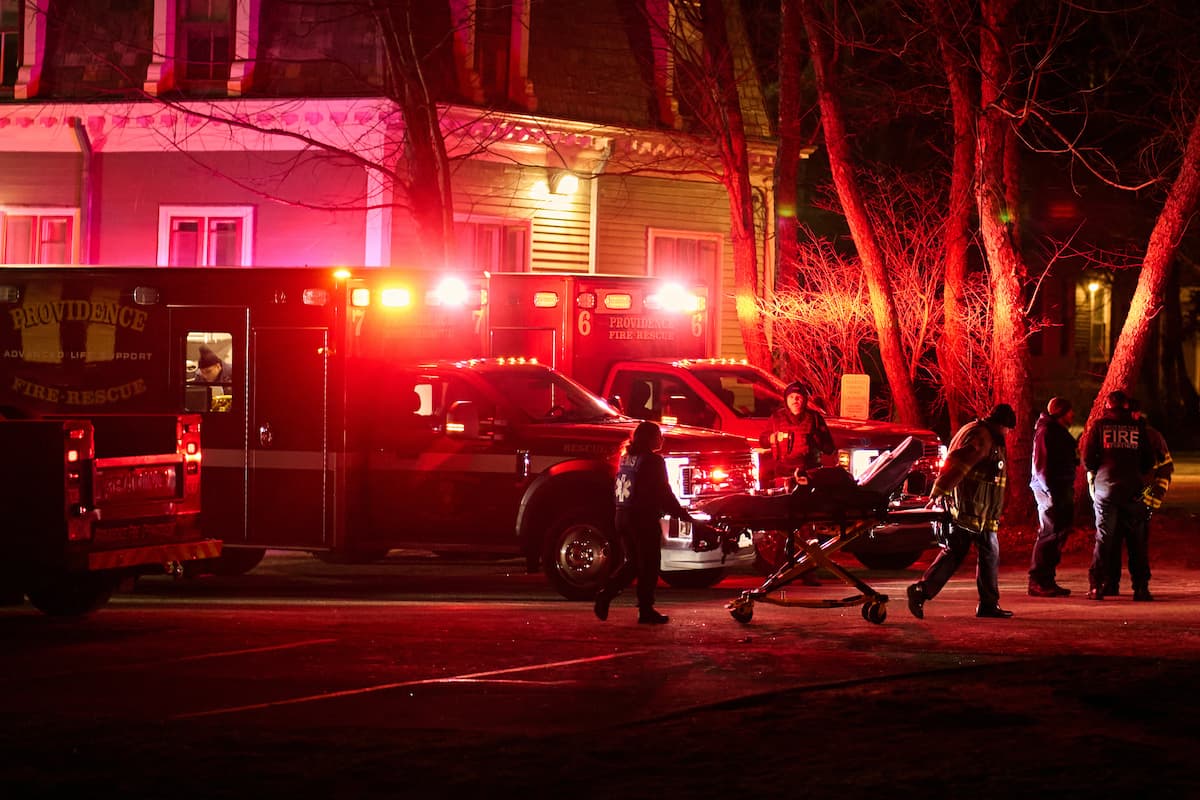 Diversos veículos de emergência estavam perto do local depois do ataque 