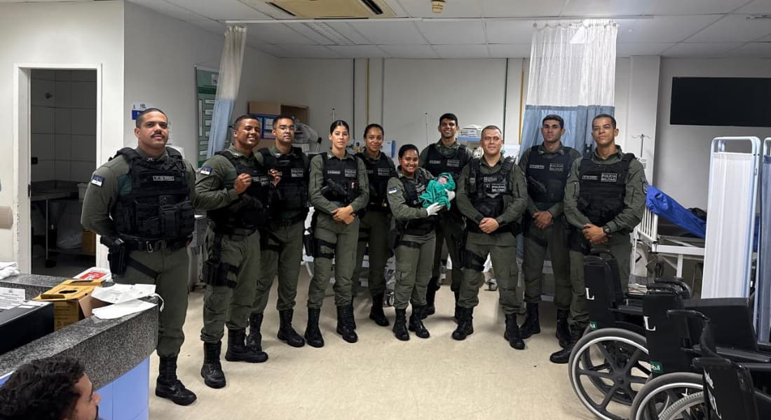 Mulher dá à luz no Recife com auxílio de policiais