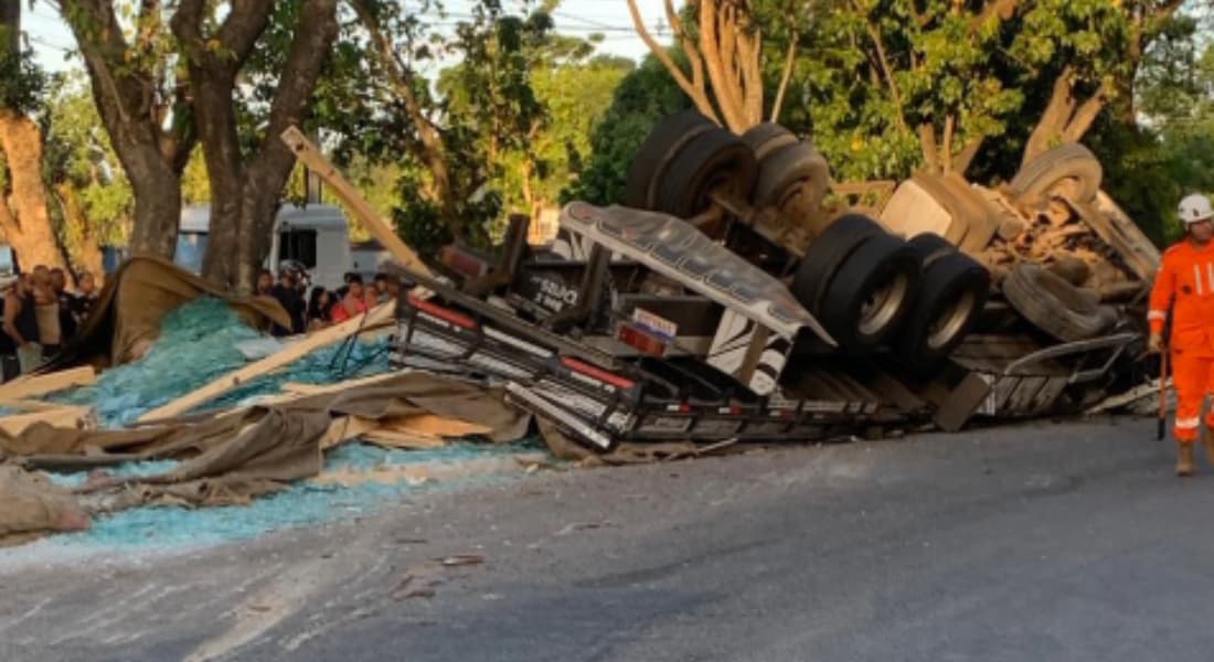 Caminhão carregado de vidros capota em Paulista