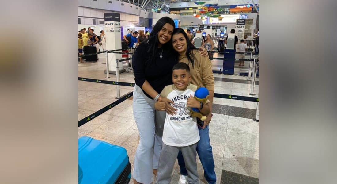 Luciana Soares ao lado da filha, Larissa Kevlyn Sares da Silva, e do filho, Kauã