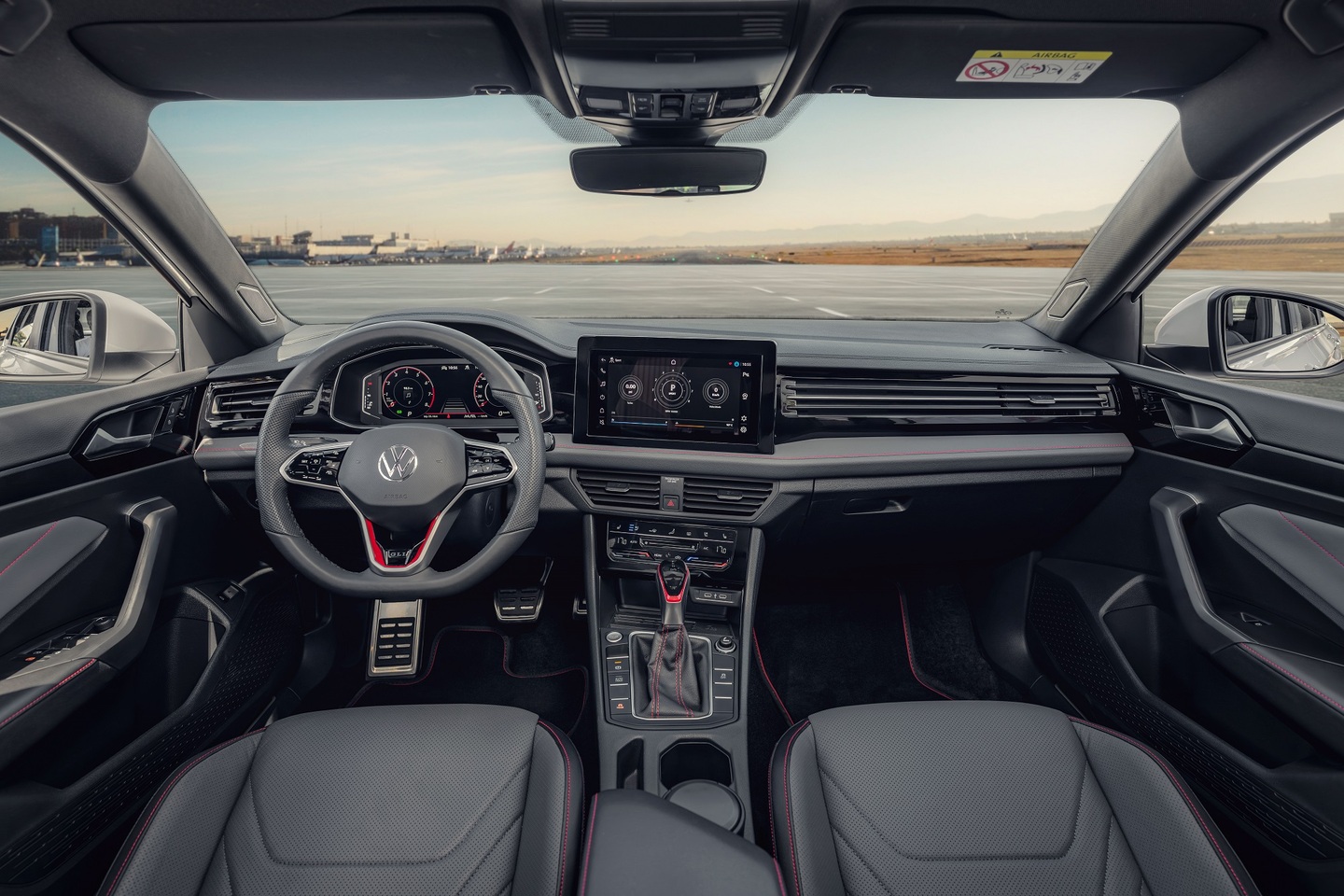 Jetta GLI tem painel digital, VW Play e assistências à condução formam um pacote tecnológico completo e funcional. 