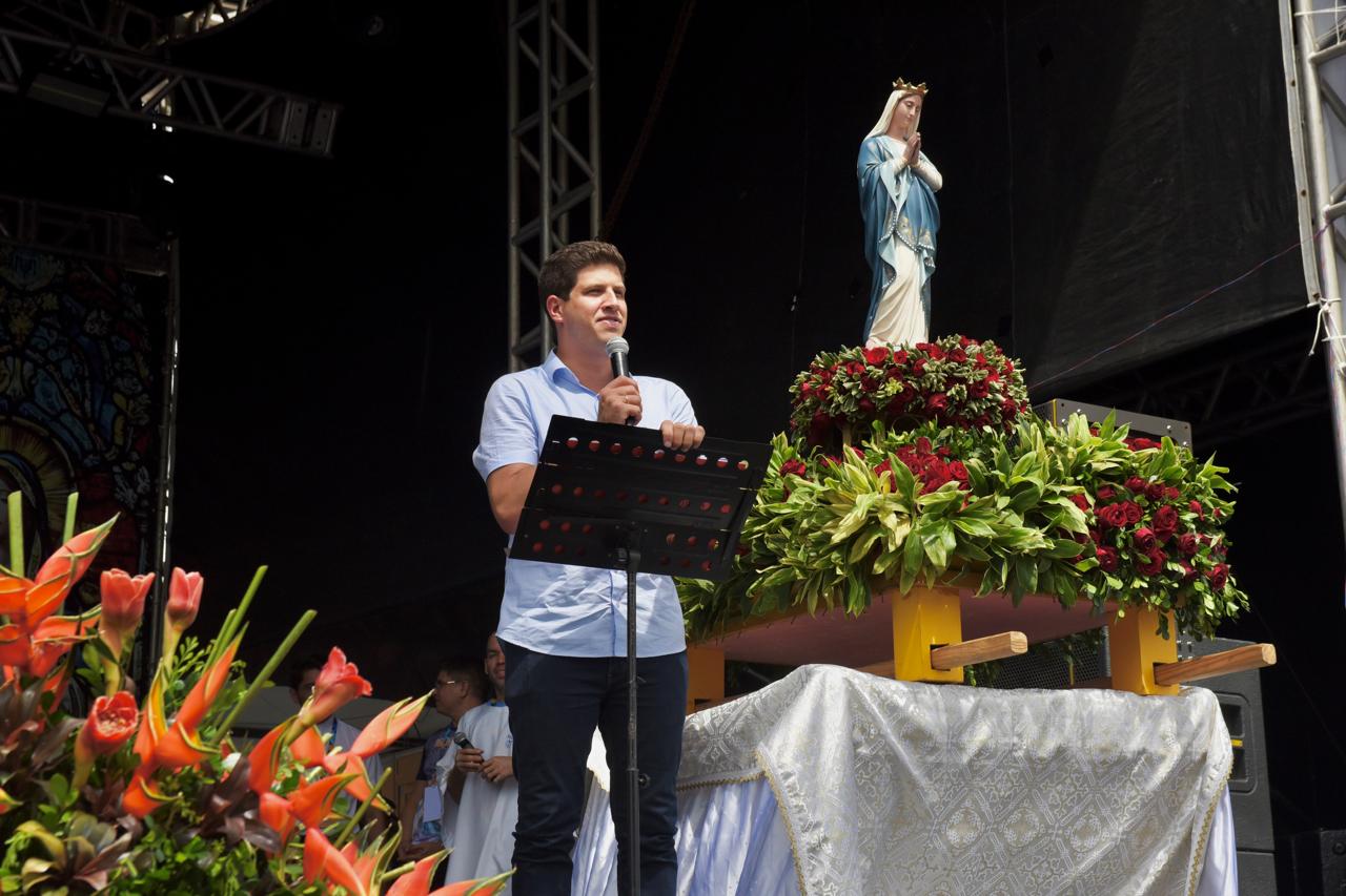Prefeito do Recife, João Campos participa da primeira missa deste domingo celebrada no palco, durante a 121ª Festa de Nossa Senhora da Conceição