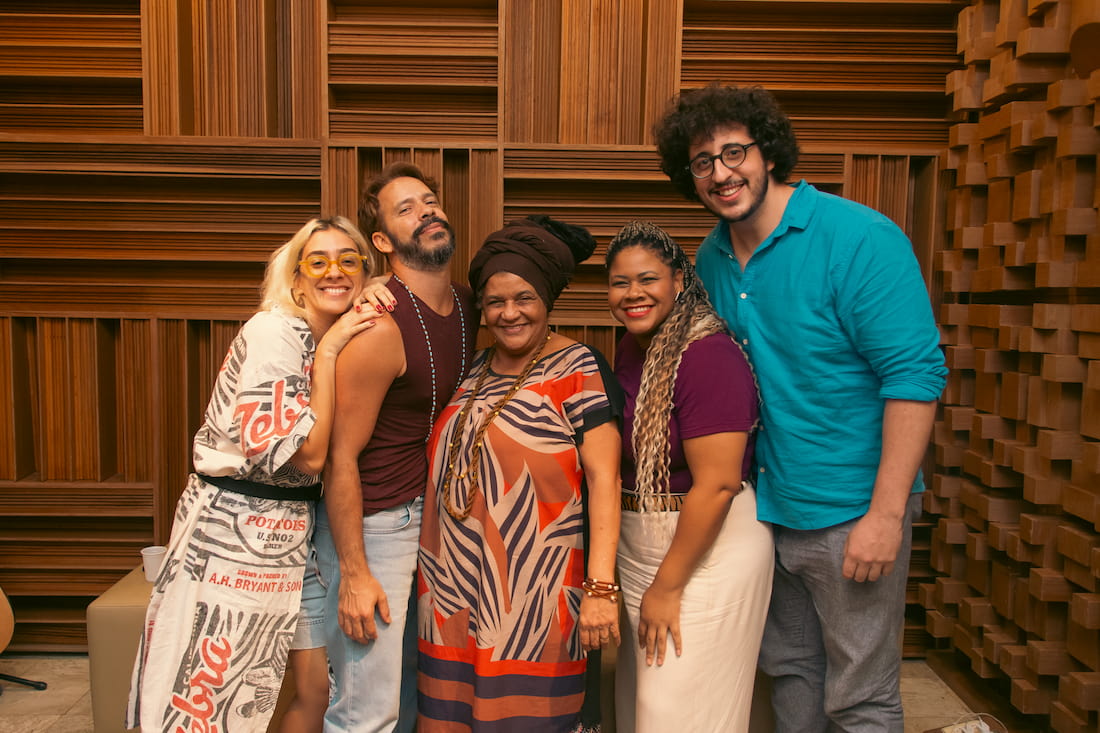 Na foto, Henrique Albino (à direita) durante as gravações com Surama, Beth de Oxum, Almério e Juliana Linhares