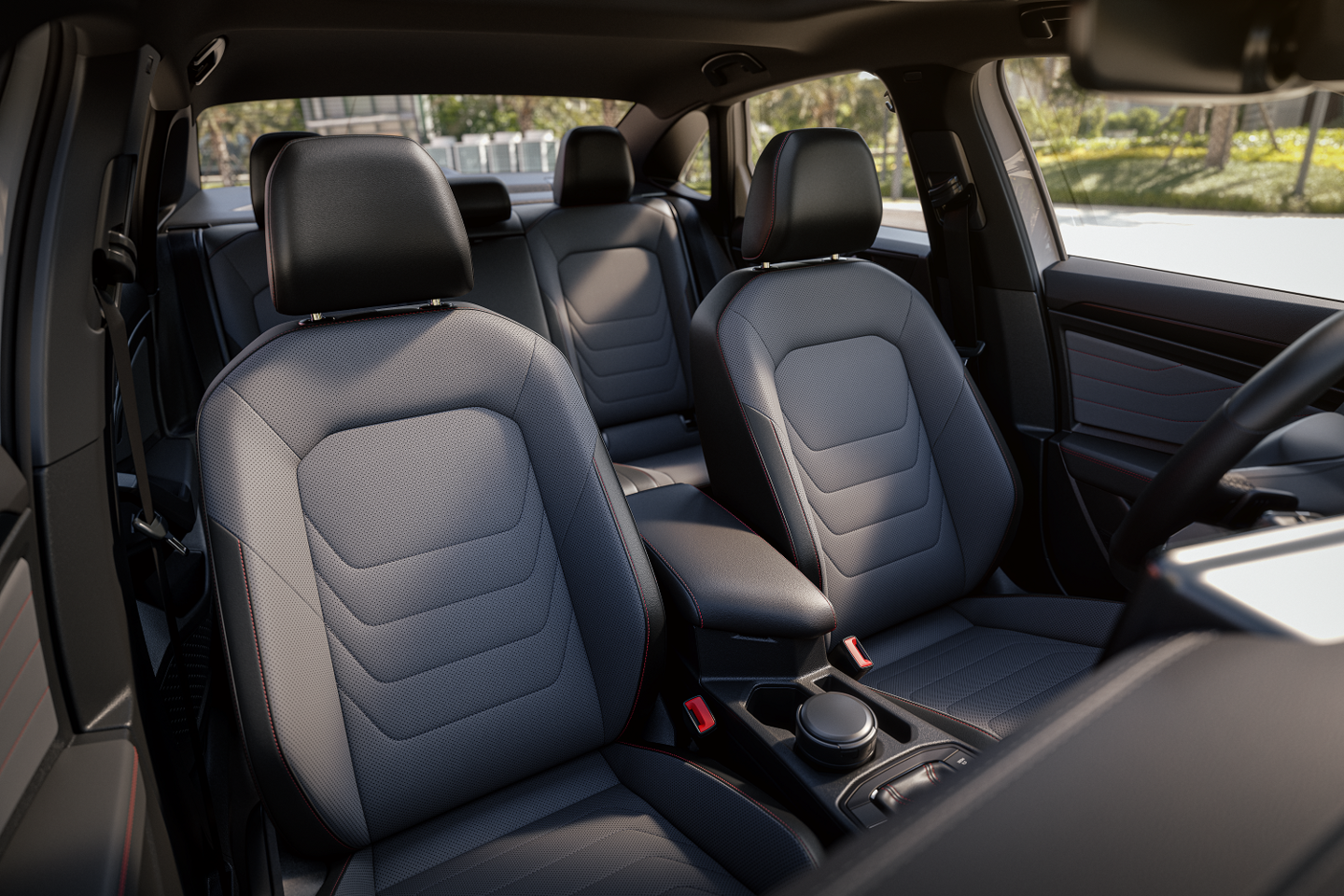 Entre-eixos de 2,69 m, o VW Jetta GLI garante bom espaço para quem vai atrás, mesmo em um sedã esportivo. 