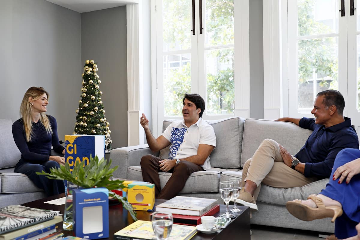 Os educadores foram recebidos pela vice-presidente da Folha de Pernambuco, Mariana Costa.