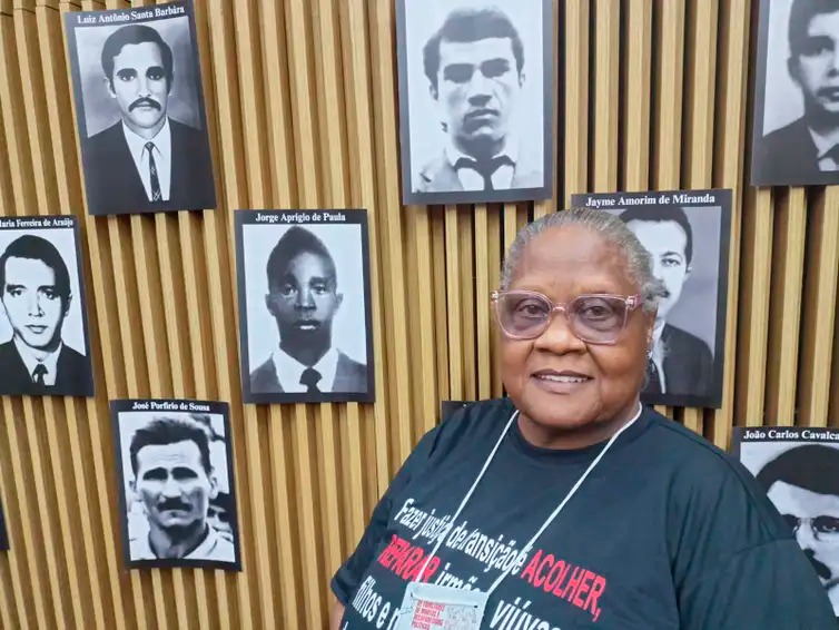 Maria de Fátima Marinelli, de 68 anos, recebe certidão de óbito retificada do marido Nativo de Oliveira,  morto na ditadura