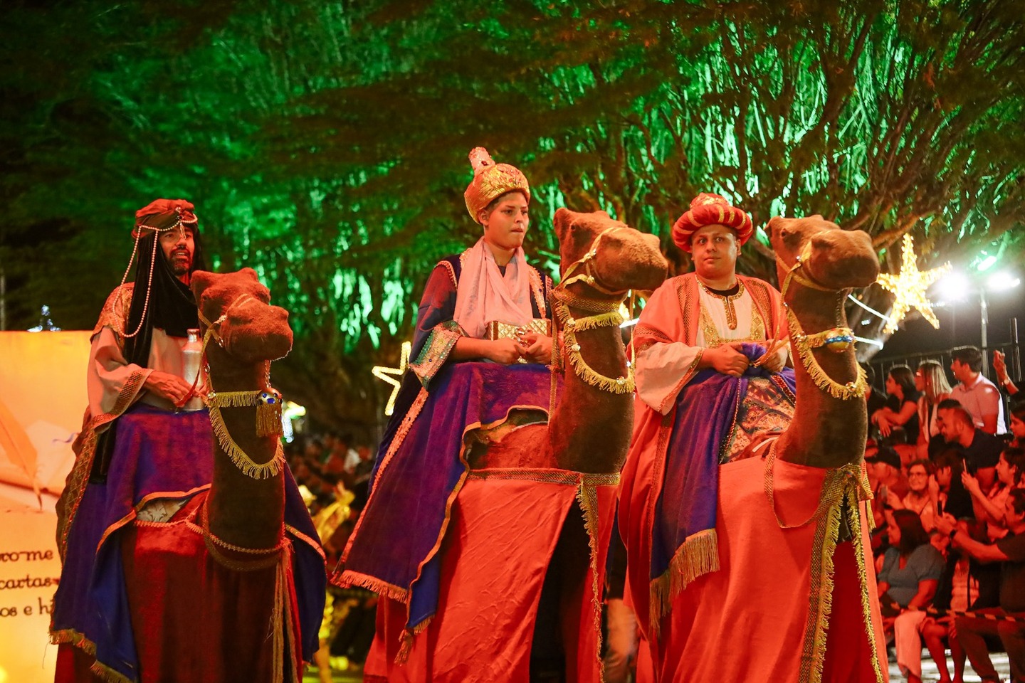 A expectativa é que os desfiles durem em torno de uma hora e meia