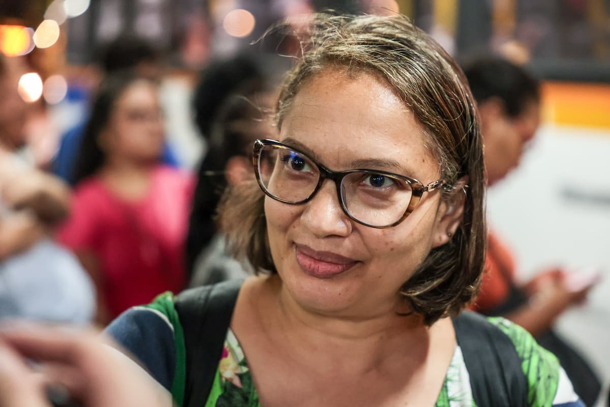 A diarista Karizzia Fernanda reclamou da falta de organização das filas do transporte emergencial 