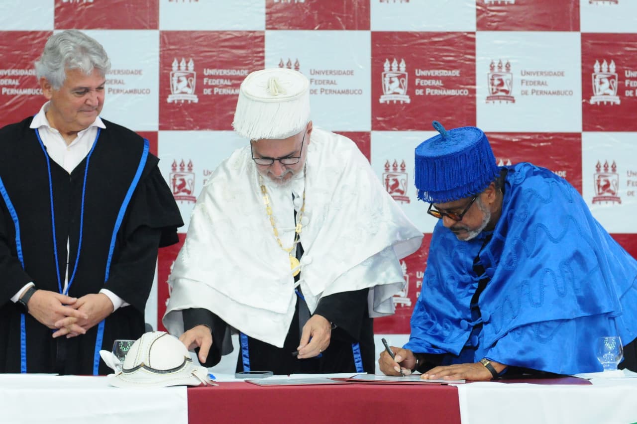 Maciel Melo recebeu, nesta quinta (18), em solenidade na UFPE, o Título de Doutor Honoris Causa