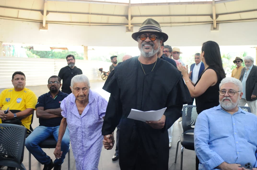 Ao lado de sua mãe, Maria de Lourdes, Maciel Melo seguiu para receber o Título de Doutor Honoris Causa