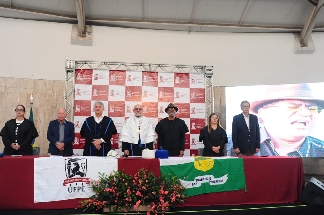 Na mesa, entre outros, estavam o reitor e o vice-reitor da UFPE, além de Marcelo Canuto, presidente da Fundação de Cultura Cidade do Recife