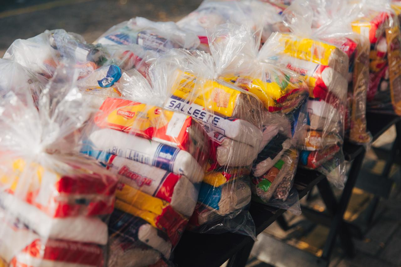 Cestas básicas de doações arrecadadas pelos times que jogaram e pelas torcidas que participaram das partidas