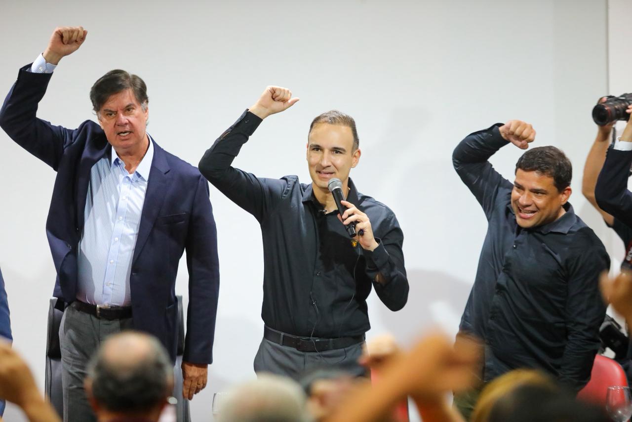 Ao lado do presidente do Conselho Deliberativo do Sport, Ademar Rigueira, e do vice-presidente executivo, Kadico Pereira, Matheus Souto Maior puxa o grito de guerra no auditório