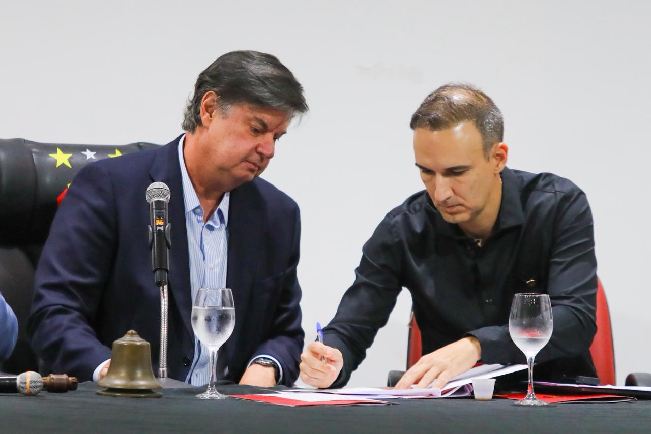 Matheus Souto Maior assina o documento para ser o novo presidente do Sport