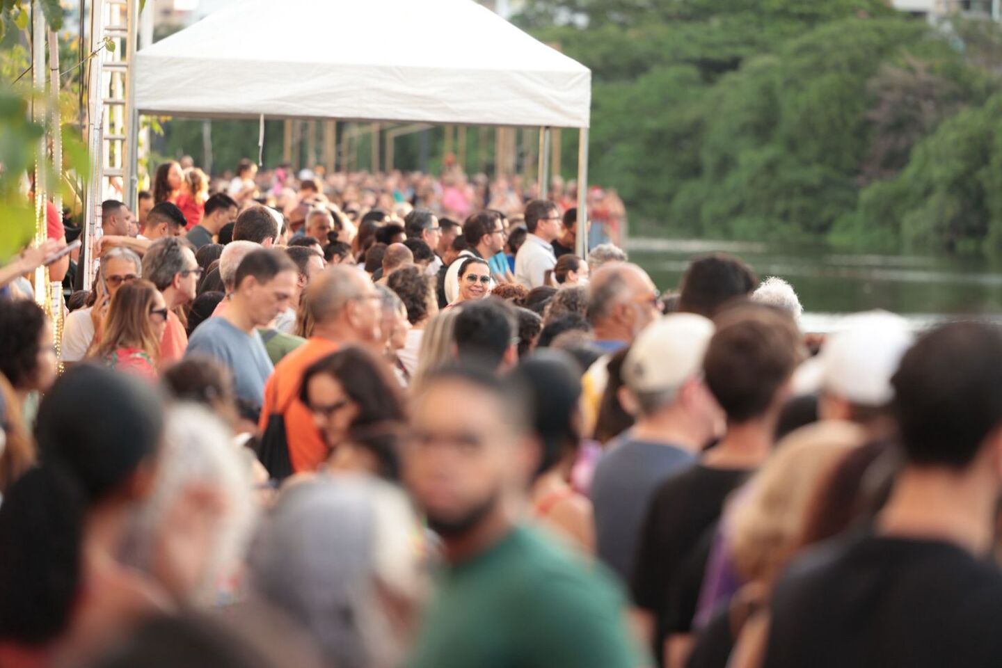 Enquanto o grupo se apresentava num catamarã às margens do Rio Capibaribe, as pessoas assistiram o evento gratuito no Parque das Graças, Zona Norte do Recife