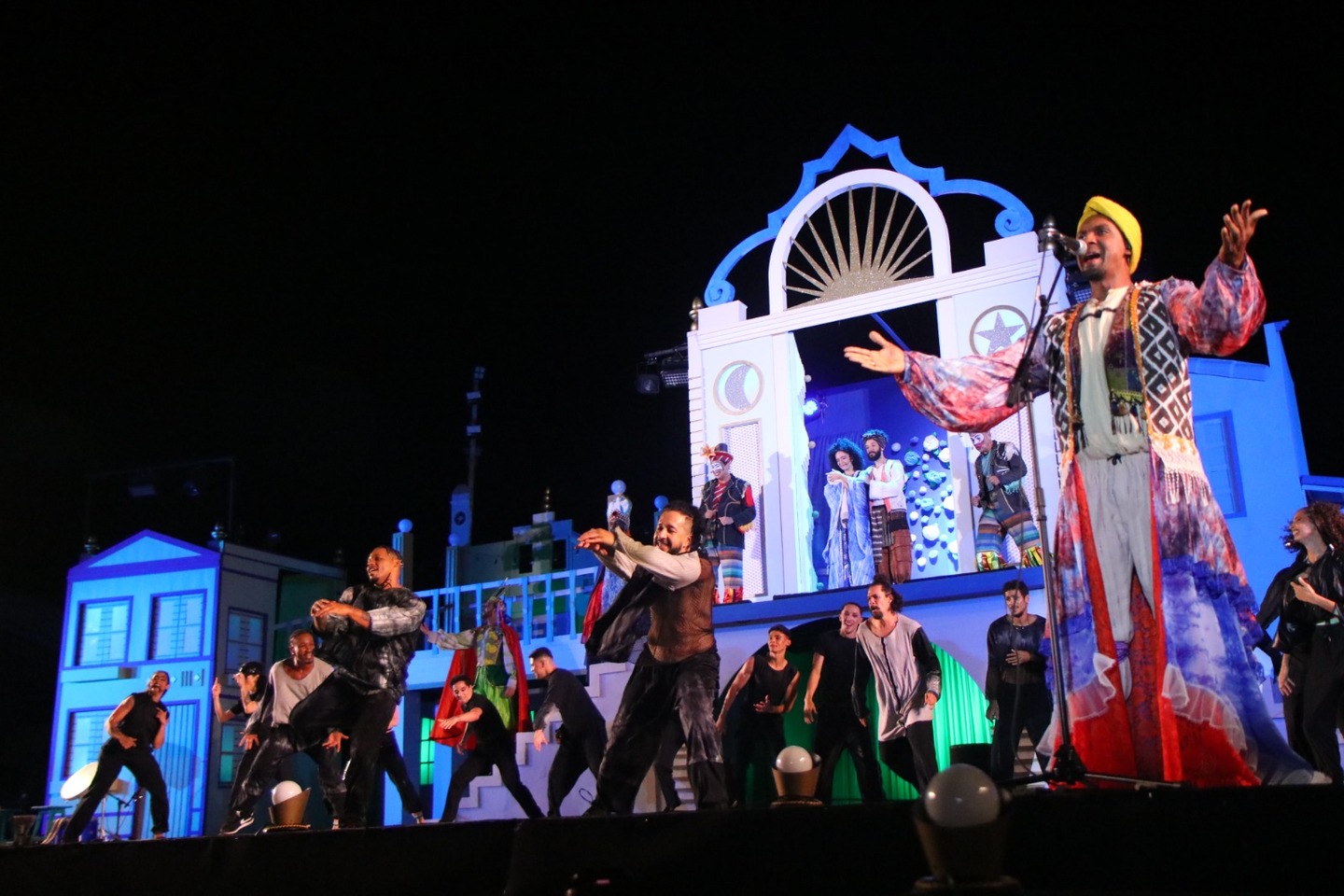 Multidão lota o Marco Zero para ver o último dia do Baile do Menino Deus